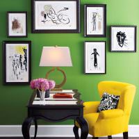 Желтое кресло на фоне зеленой стены