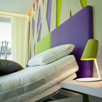Фиолетовый цвет в сочетании с зеленым в интерьере спальни