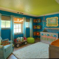 Детская комната с синими стенами