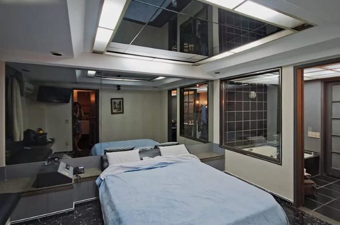 Спальня молодых супругов с зеркальным потолком