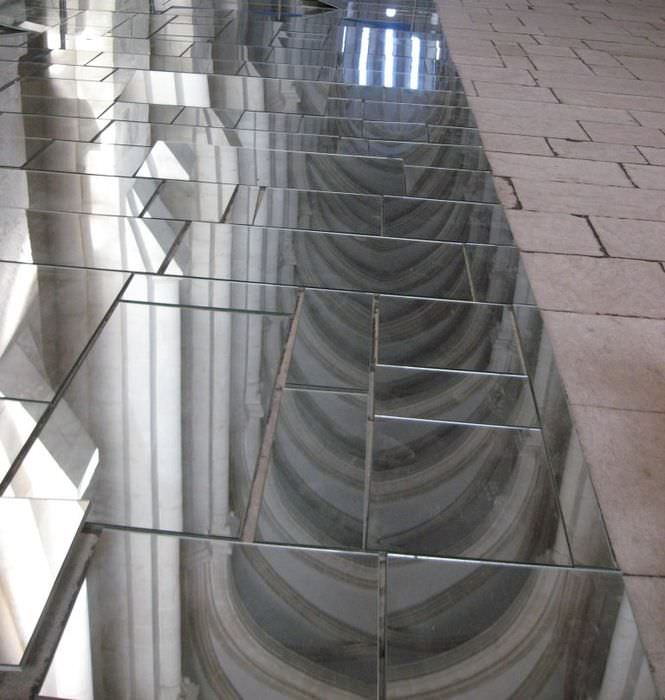 Зеркальная плитка на полу холла частного дома