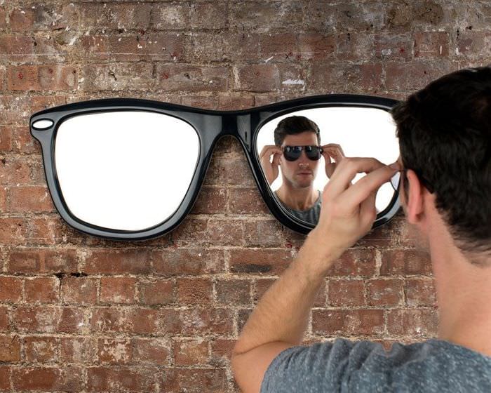 Зеркало-очки на стене комнаты в стиле лофт