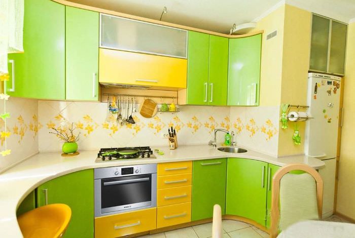 Кухонный гарнитур с желто-зелеными фасадами