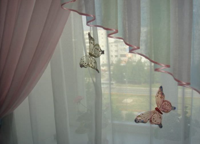 Декоративные бабочки на занавесках в спальне девушки