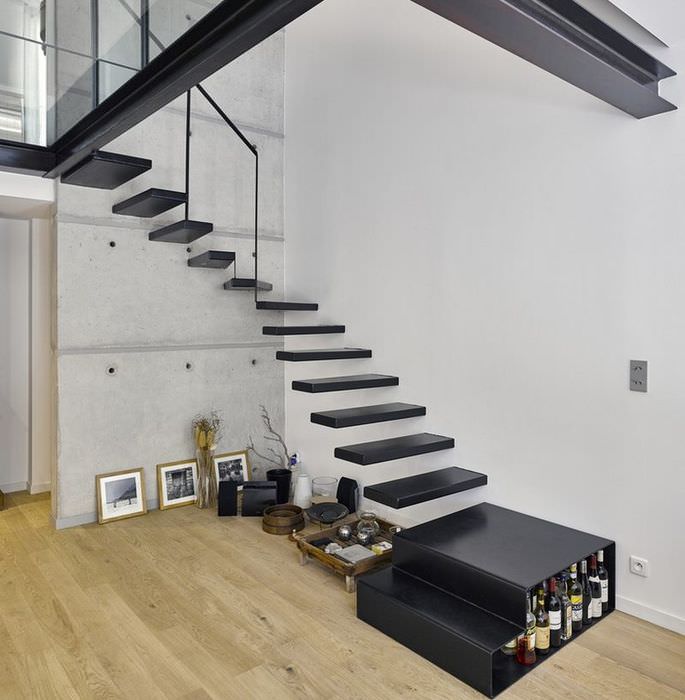 Черная лестница без перил в квартире стиля минимализма