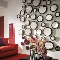 Декор стены круглыми зеркалами