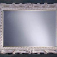 Стильное зеркало в деревянном багете