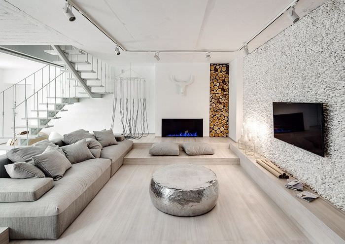 Интерьер квартиры-студии в белом цвете с имитацией камина