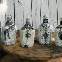 Подарочные бутылки на деревянном столике