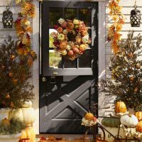 Осенний декр входной двери загородного дома