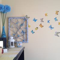 Цветные бабочки на стене гостиной