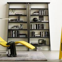 Желтое кресло и черный стеллаж для книг