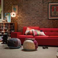 Красный диван в дизайне гостиной