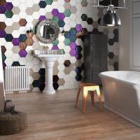 Отделка стены ванной пестрой мозаикой
