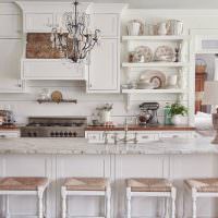 Белая кухня классического стиля