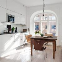 Белая кухня с арочным окном