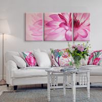 Розовый цветок над белым диваном