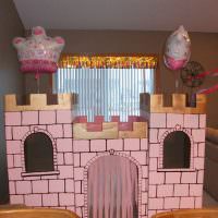 Игрушечная крепость в детской комнате