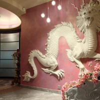 Скульптура дракона на стене гостиной