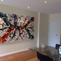 Абстрактная живопись в интерьере дома