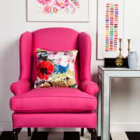 Розовое кресло на полосатом коврике