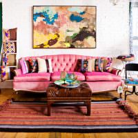 Розовый диван в современной гостиной