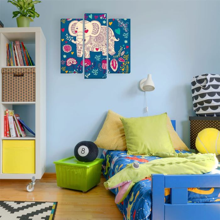 Рисованный слон на модульной картине в детской