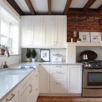 Деревянные балки на белом потолке кухни