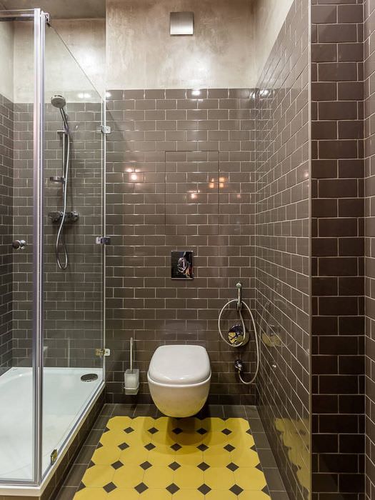 Керамическая плитка коричневого цвета на стене ванной комнаты