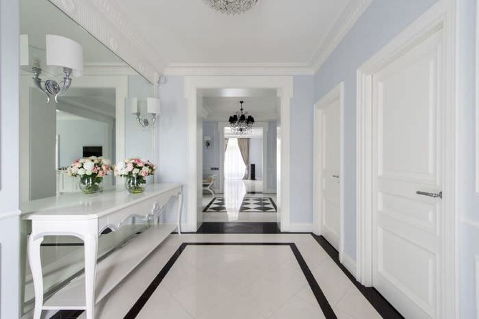 Интерьер коридора с белым полом из плитки