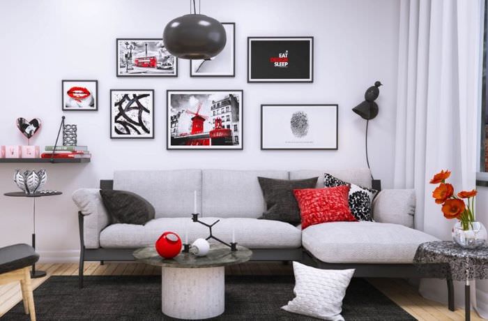 Асимметричное расположение картин над диваном в гостиной
