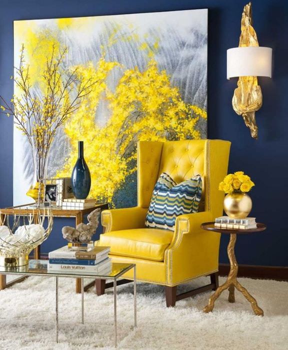 Желтое кресло у синей стены с картиной