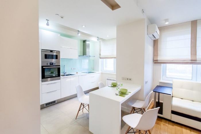 Белая кухня-гостиная в стиле минимализма
