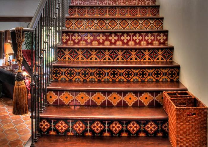 Деревянная лестница с марокканской мозаикой
