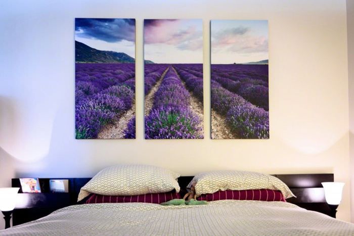 Цветущее поле на картине в спальне