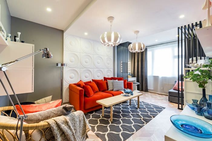 Красный диван в оформлении интерьера современной гостиной