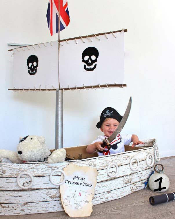 Корабль из картона для проведения детской пиратской вечеринки