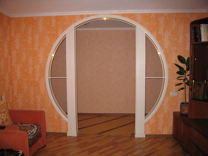 Дверной проем оригинальной конструкции со встроенной подсветкой