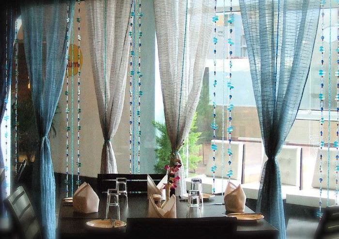 Красиво подвязанные шторы на окне гостиной