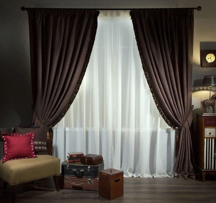 Коричневые шторы с подвязками на окне стильной гостиной