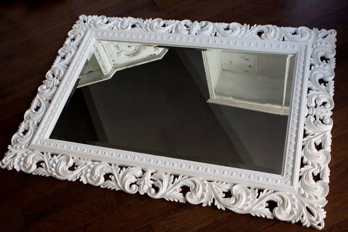 Зеркало в белой рамке из лепнины