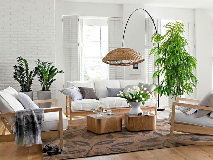 Белая гостиная с зелеными растениями