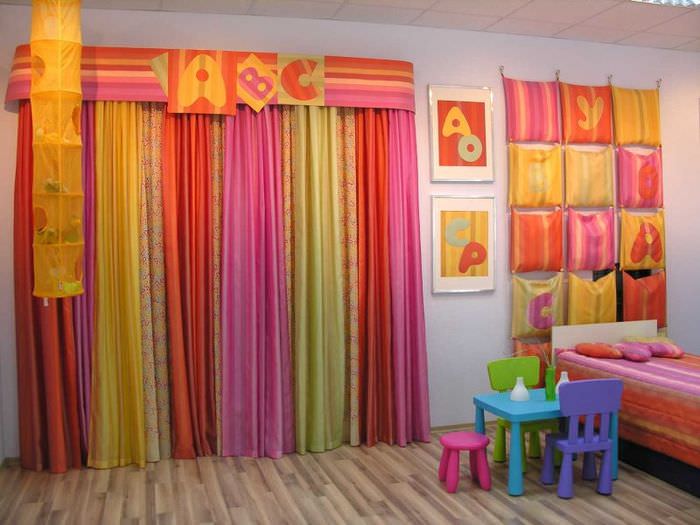 Яркие цветные шторы в интерьере детской комнаты