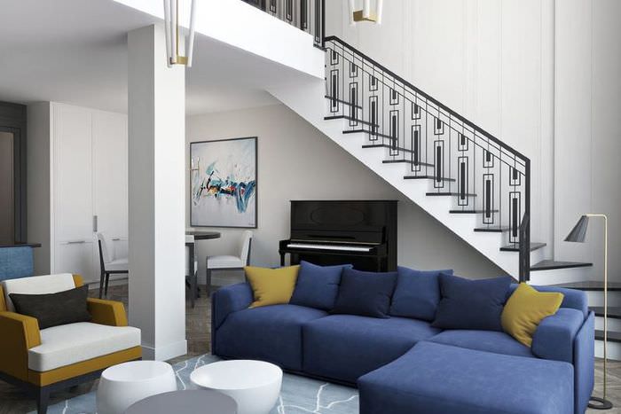 Бетонная лестница с металлическими перилами в двухуровневой квартире