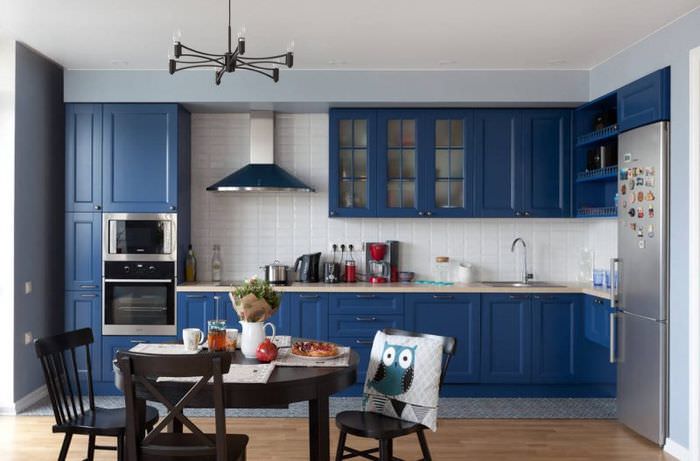 Кухонный гарнитур насыщенного синего цвета