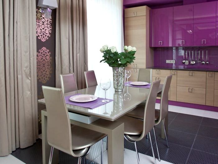 Дизайн серо-фиолетовой кухни с керамическим полом