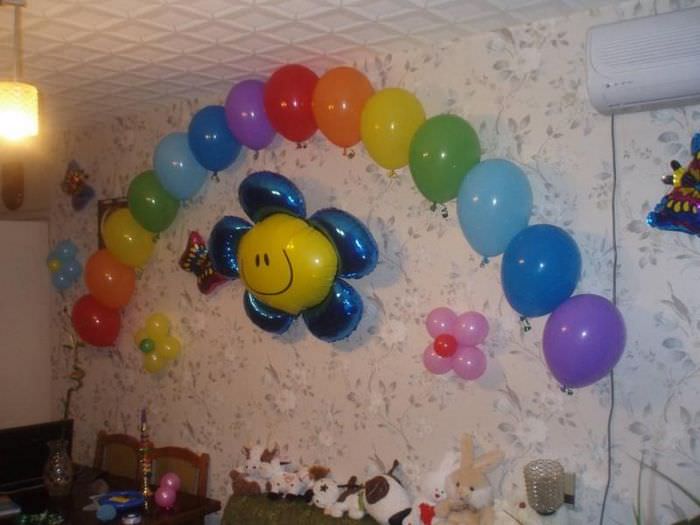 Стена в гостиной с воздушными шарами