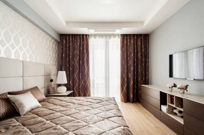 Спальня в современном стиле с коричневыми шторами