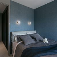 Текстильные обои синего цвета на стенах спальни