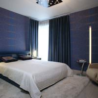 Синие шторы в современной спальне